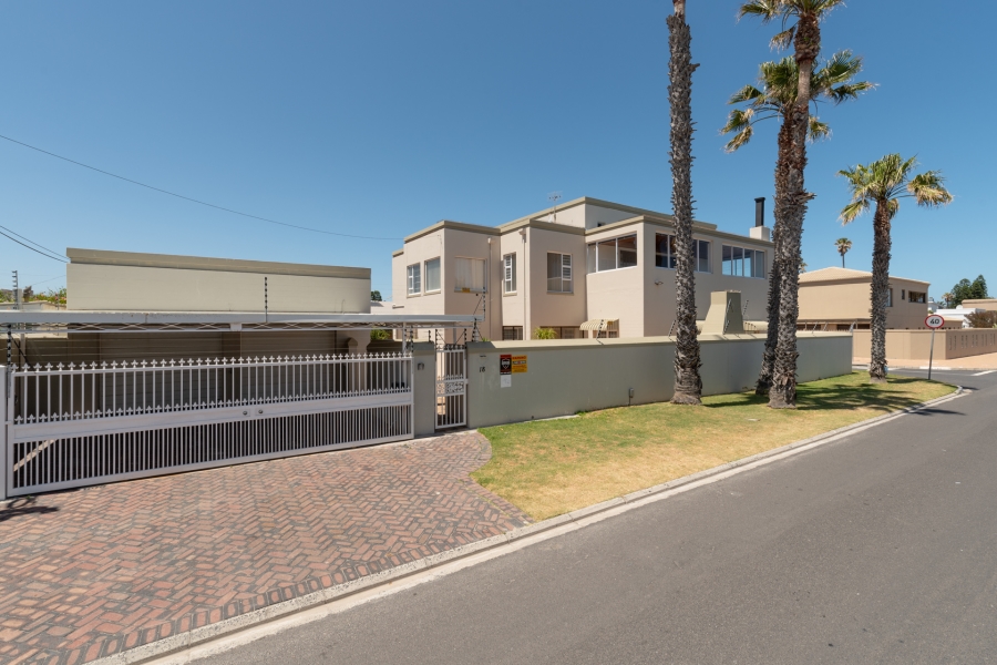 To Let 5 Bedroom Property for Rent in Melkbosstrand Central Western Cape